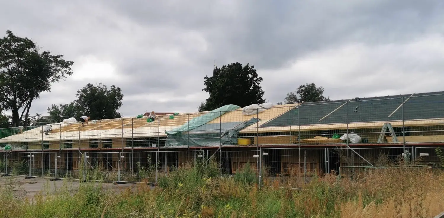 Endspurt: Am neuen Ärztehaus Friedland in der Pestalozzistraße wird fleißig gearbeitet; die Stadt will in wenigen Tagen Richtfest feiern.