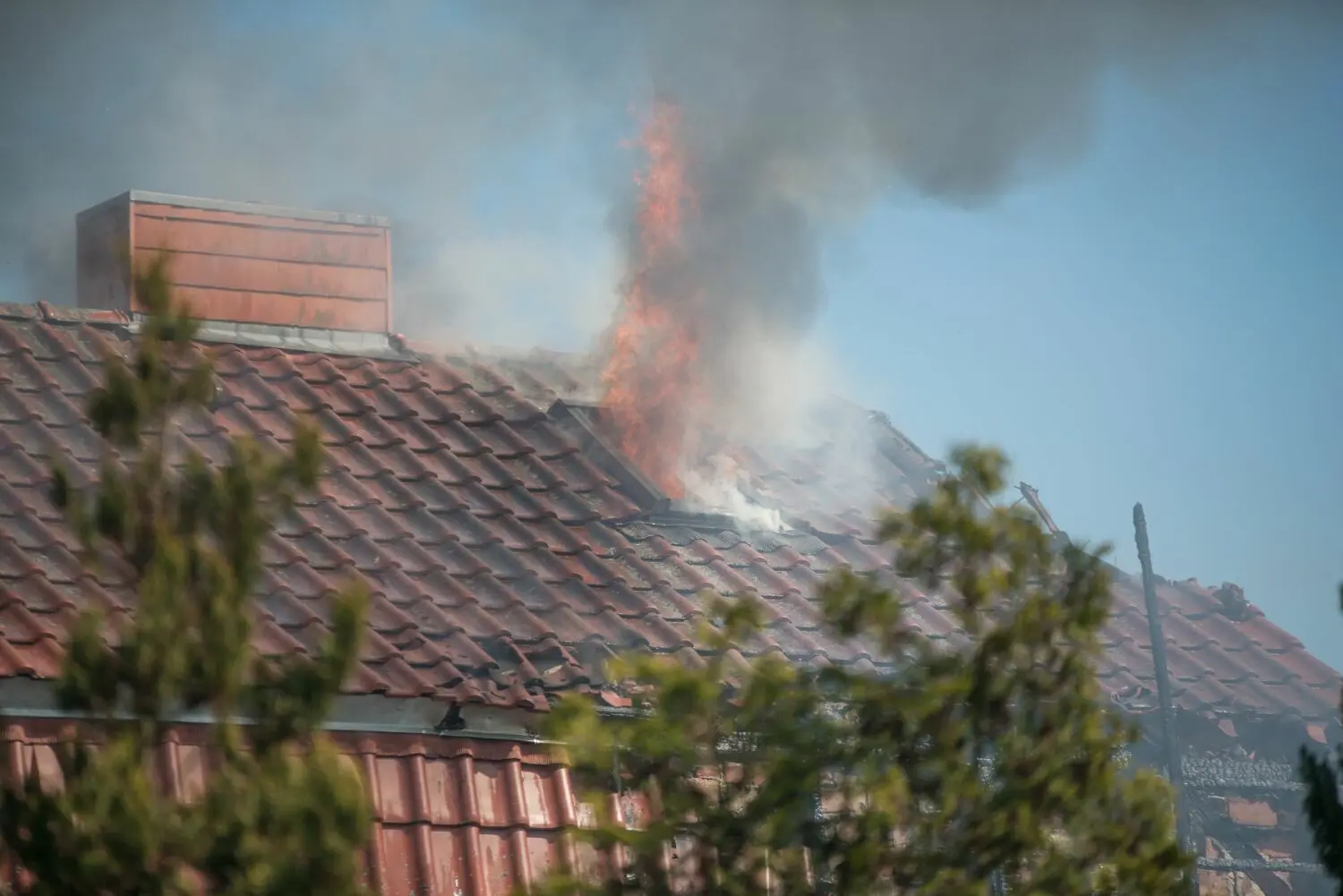 Feuer EFH Feuerwehr im Einsatz: Am Mittwochnachmittag (10. Mai) ist ein Einfamilienhaus in Erkner in Brand geraten.