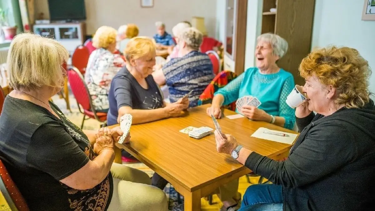 In Beeskow leben Frauen offensichtlich gerne. Sie sind in der Überzahl gegenüber den männlichen Einwohnern der Kreisstadt von Oder-Spree. (Symbolbild)
15.08.2019 Friedland, Ursula Herzog, Helga Spey, Melitta Nagler und Marlis Hasenbank (v. l.) spielen Romm?©. Der Seniorenclub der Volkssolidarität Ortsgruppe Friedland, trifft sich jeden Donnerstag im Stadthaus in der Lindenstraße 2. Die Männer spielen im Nebenraum Skat und die Frauen spielen Romm?© nach Preisromm?©-Regeln. Zwischendurch gibt es Kaffe, Kuchen und Schnittchen. Beginn ist um 13.30 Uhr. Die Senioren machen auch ein bis zwei Busreisen im Jahr und feiern im Frühling und Herbst ein Fest.