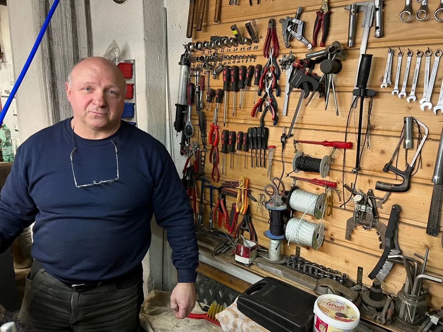 Für jede berufliche Herausforderung gewappnet: Das Arsenal an Werkzeugen kann sich sehen lassen. Klaus-Dieter Jacob bringt jeden Rasenmäher wieder zum Laufen und sorgt dafür, dass Bagger und Radlader mit funktionierenden Hydraulikschläuchen wieder einsatzbereit sind.