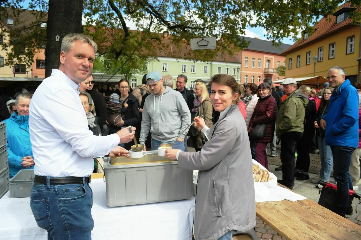 Regionaltag Biesenthal: Lena Fichtner und der Biesenthaler Bürgermeister Carsten Bruch verteilen die frisch gekochte Bio-Suppe.