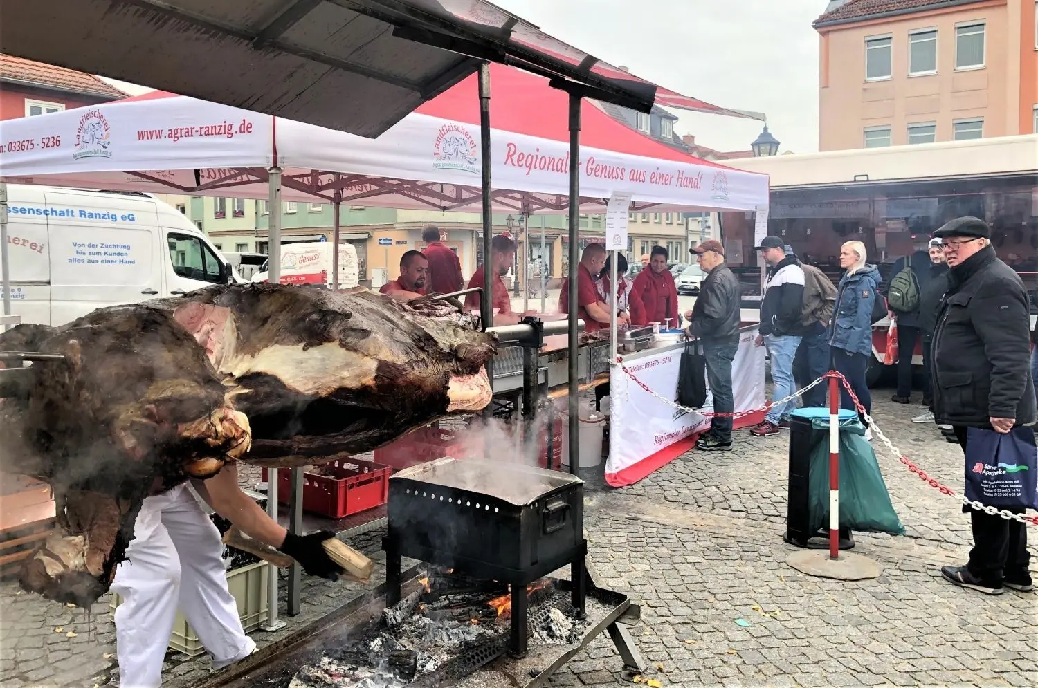 Beim letzten Regionalmarkt in Beeskow lockte der Geruch - für ein Stück vom Ochsen am Spieß bildete sich schnell eine lange Schlange.