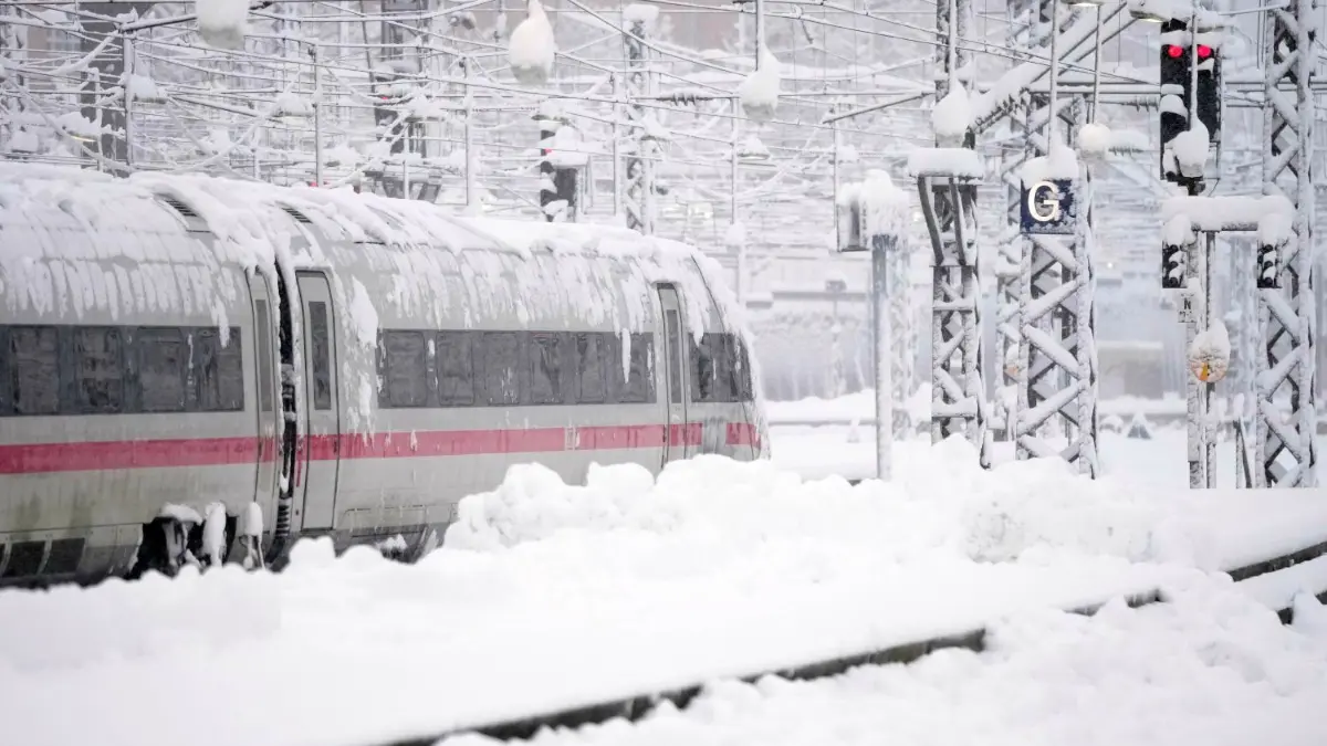 Die Deutsche Bahn rät, Reisen nach München wegen des Winterwetters zu verschieben.
02.12.2023, Bayern, München: Ein ICE steht nach starkem Schneefall am Hauptbahnhof. Schnee und Eis haben im Süden Bayerns auf den Straßen und bei der Bahn für Chaos gesorgt. Foto: Matthias Schrader/AP/dpa +++ dpa-Bildfunk +++