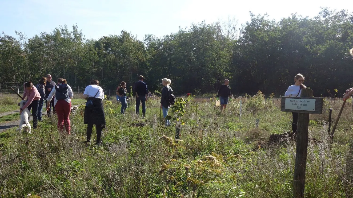 Mit Kind, Hund und Schippe, beim Einheitsbuddeln im Kinderstadtwald in Falkensee kamen viele tatkräftige Hände zusammen.