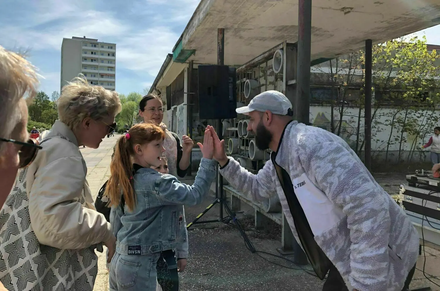 1. Mai 2023 auf dem Platz der Jugend in Eisenhüttenstadt: Architekt Martin Maleschka (r.), der in Kooperation mit dem Museum Utopie und Alltag, zum Subbotnik aufgerufen hatte, war selbst vor Ort.