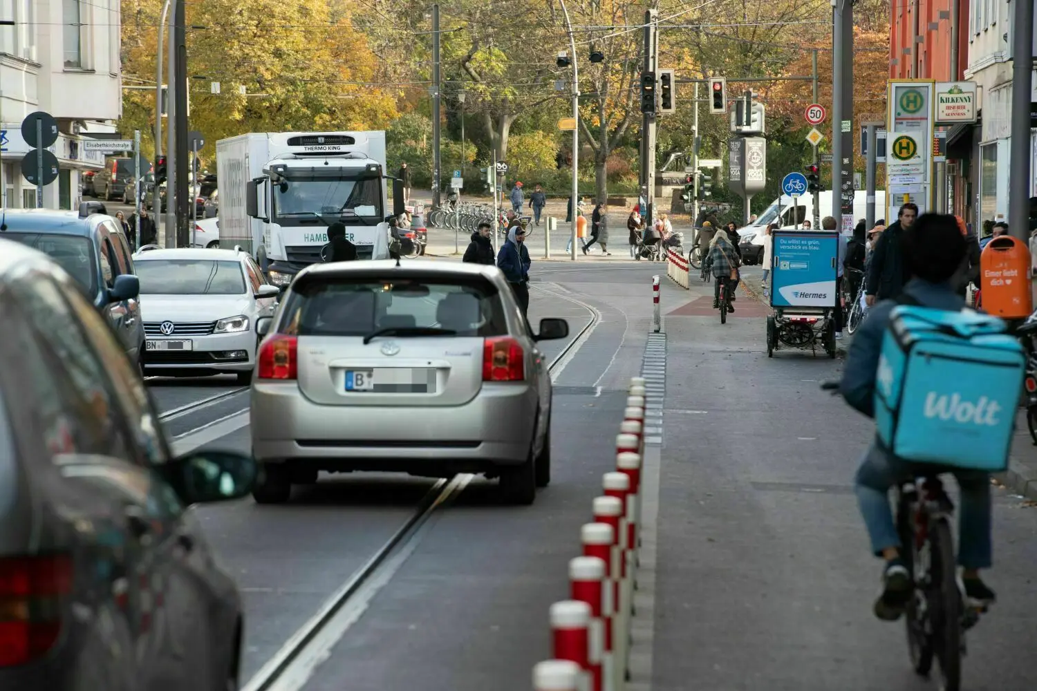 Vor allem viel Verkehr und Hektik wie hier in der Invaliedenstraße in Berlin-Mitte kann bei Stadtbewohnern zu Stress führen und damit psyschische Erkrankungen befördern.