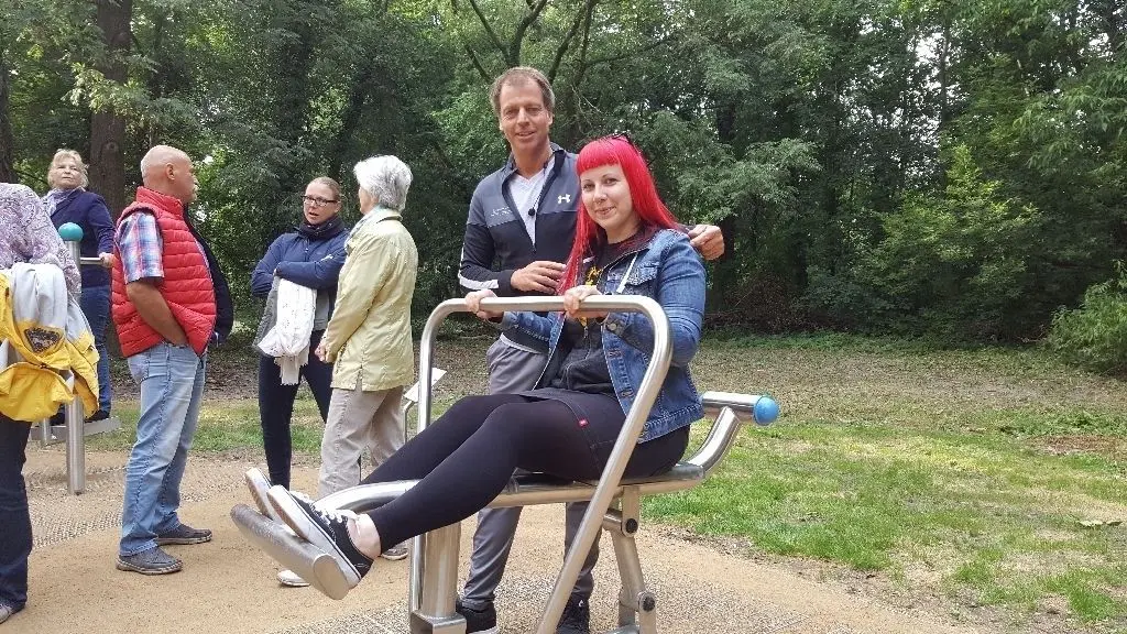 Gibt Tipps: Personaltrainer Lutz Havenstein berät Sabrina Prause bei der Nutzung des Rudergeräts.