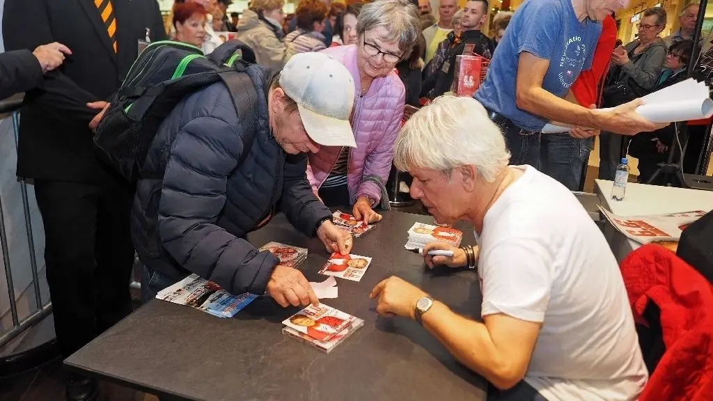 Nach seinem Live-Auftritt nahm sich G.G.Anderson jede Menge Zeit für seine Fans, um mit Ihnen ein persönliches Selfie zu machen und Autogramme zu schreiben.