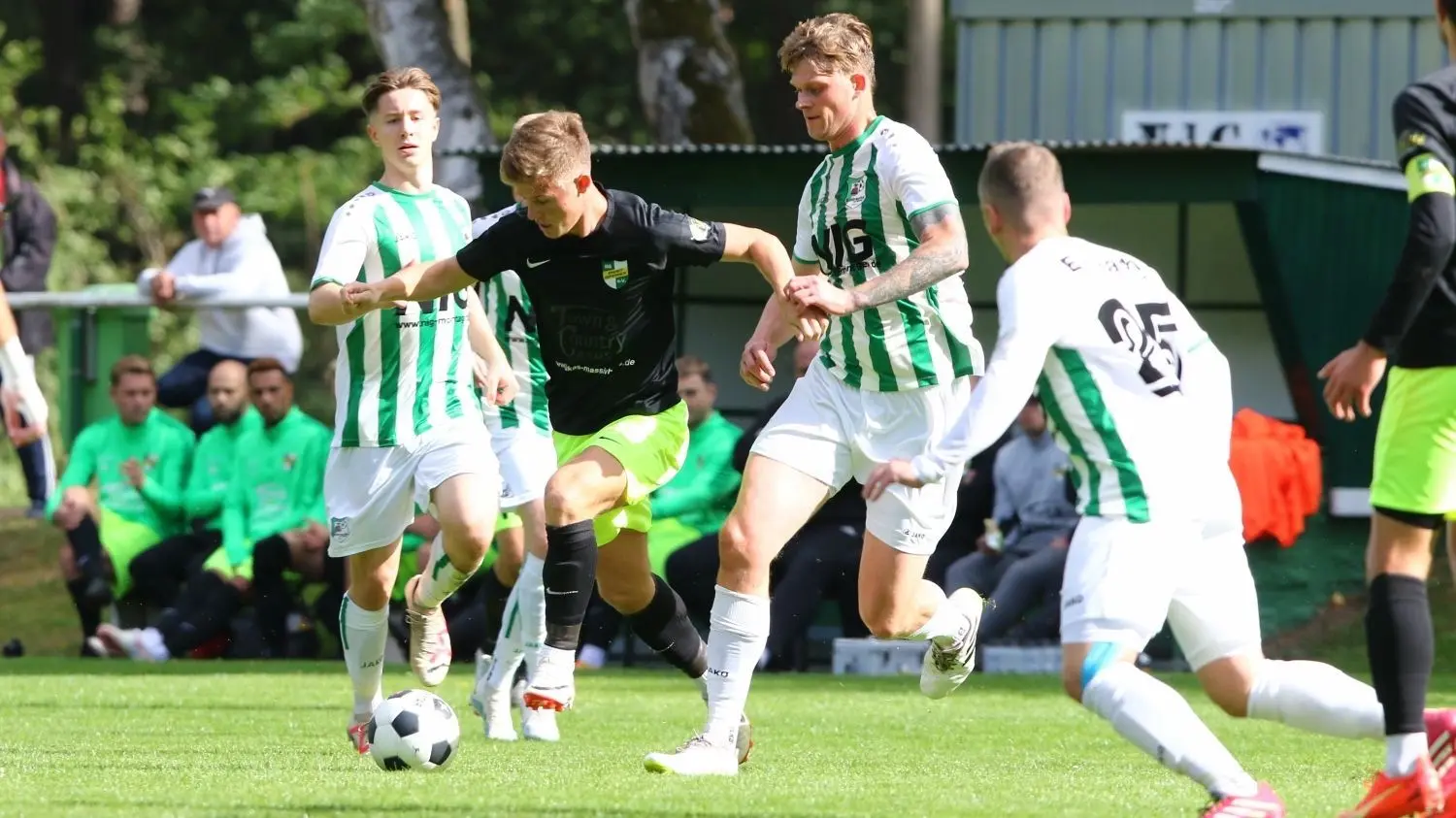 Fußball Landesliga: Die Alt-Ruppiner Hugo Bloch (links) und Lucas Pritzkow (rechts) können Zepernicks Luca Grabarek (Mitte) nicht stoppen. Die SG Einheit Zepernick gewann das Spiel mit 3:0.