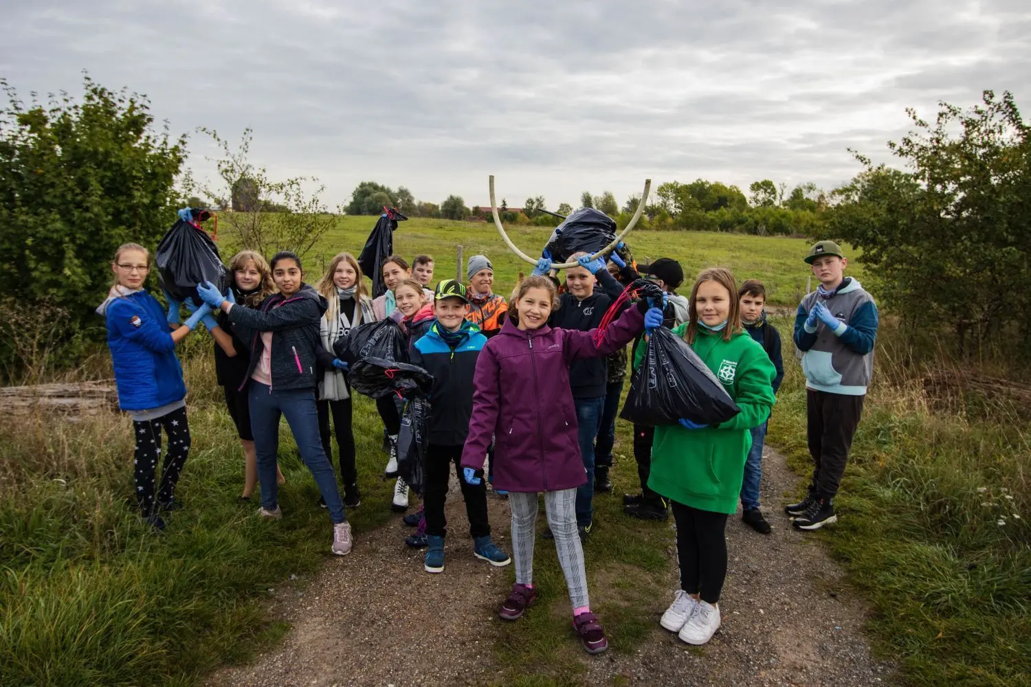 Ausgestattet mit Handschuhen und Müllsacken sammelten die Schüler der Nashorn-Grundschule-Vehelefanz Plastikteile, Zigarettenkippen und sogar einen verwaisten Campingstuhl.