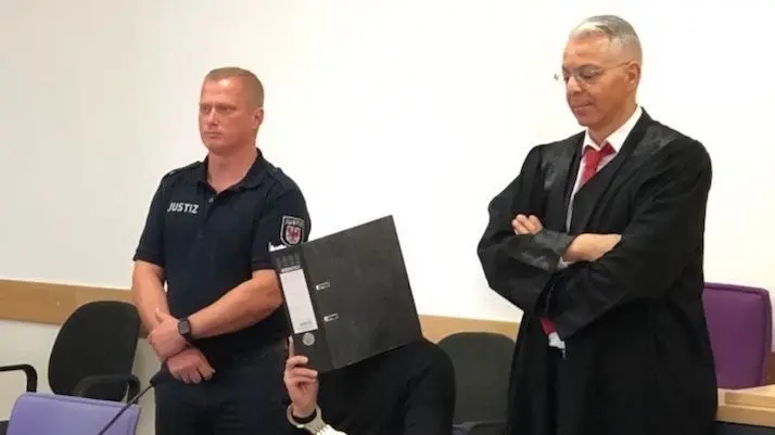 Am Landgericht in Neuruppin hat der Prozess gegen einen Raser aus Hohen Neuendorf begonnen.
