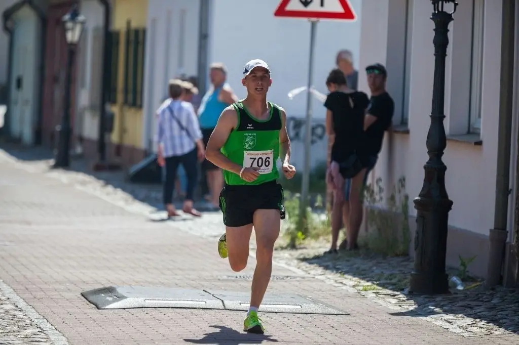 Nationalmannschafts-Geher Hagen Pohle gewinnt die 5 km in neuem Streckenrekord.