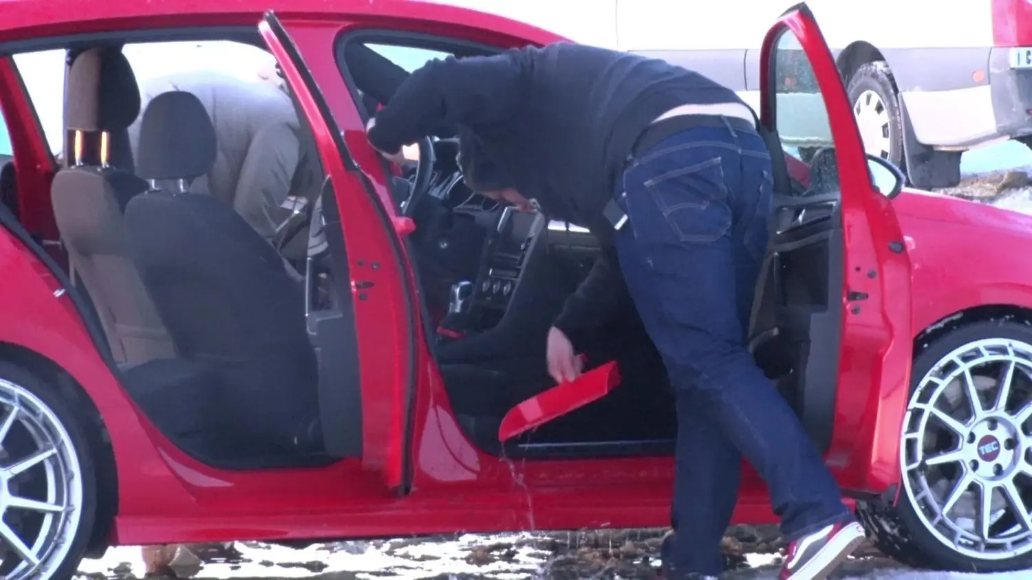 Wenn man sich mit einem VW aufs Eis wagt...