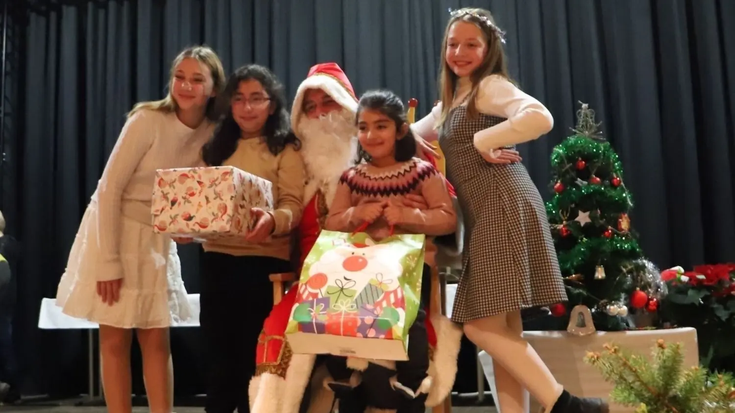 Gruppenfoto mit Weihnachtsmann - die Tafel-Weihnacht in Bernau fand am 20. und 21. Dezember statt.