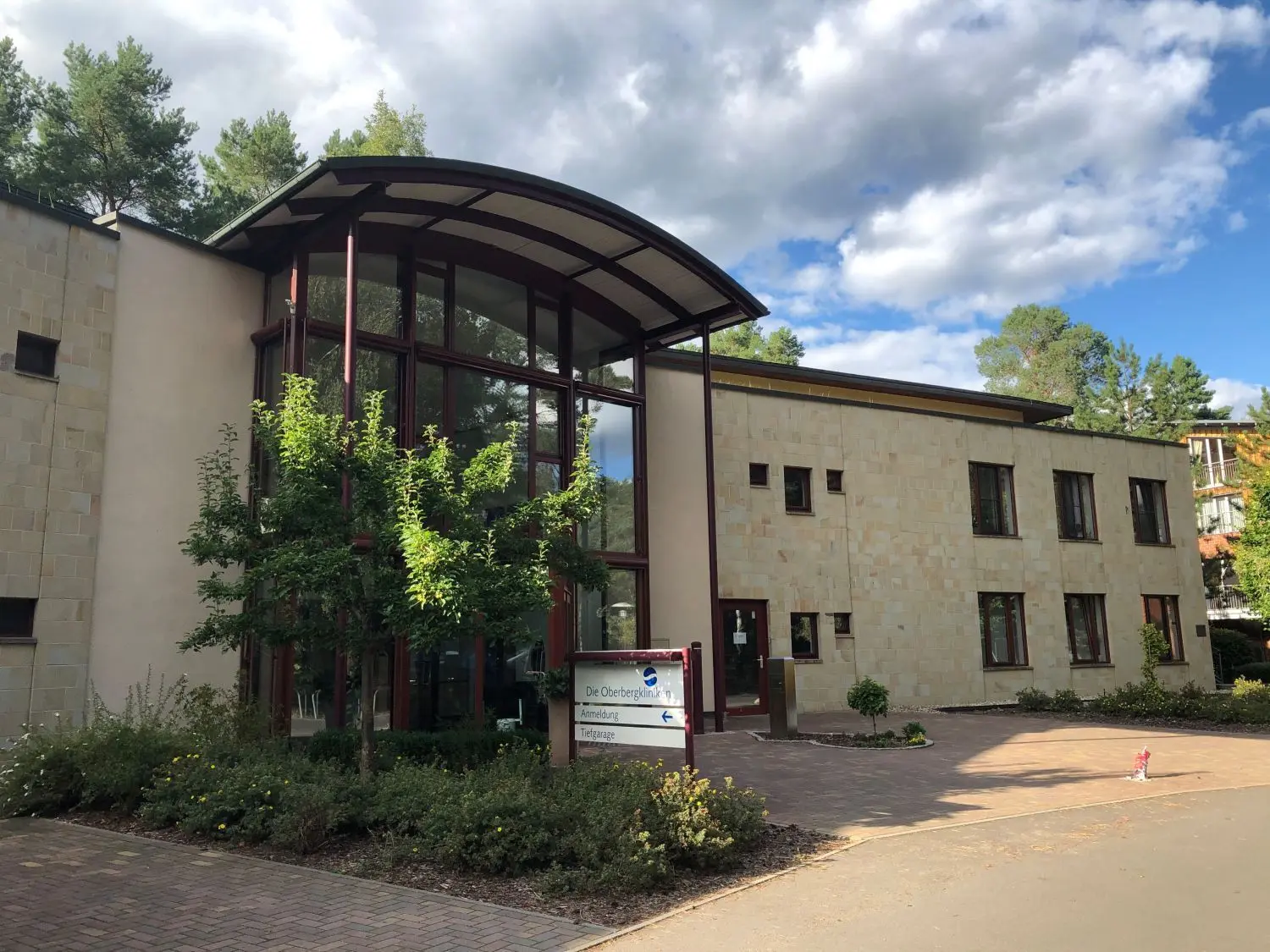 Der Eingangsbereich der Oberberg-Klinik Berlin-Brandenburg in Wendisch-Rietz.