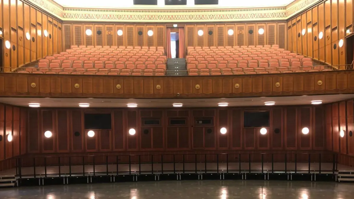 Der Saal des Friedrich-Wolf-Theaters ohne Stühle im Parkett
Eisenhüttenstadt 2022-09-23. Friedrich-Wolf-Theater ohne Stühle