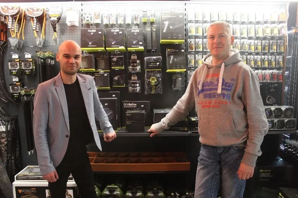 Karpfenangler sind speziell: Ein Bereich im Laden von Björn Baldschun (rechts) widmet sich nur diesem Fisch. Bei der Existenzgründung hat Robin Schmidt, Projektleiter beim Lotsendienst, geholfen.