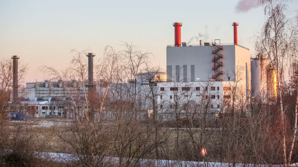 Die Stadtwerke Frankfurt (Oder) erzeugen am Hohen Feld neben Strom auch Fernwärme.
Die Stadtwerke in FRankfurt (Oder) in der Abendsonne.