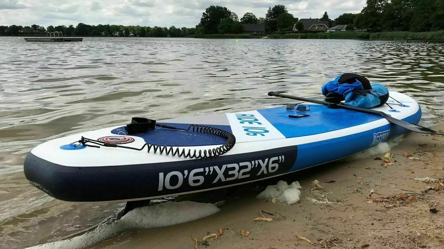 Ohne Badeaufsicht: Ein Paddelboard liegt am 27. Juli 2022 im Müllroser Freibad am Seeufer. Sollte der Nutzer des Boards bei einem Ausflug auf dem Großen Müllroser See in Not geraten, wäre kein Rettungsschwimmer in der Nähe.