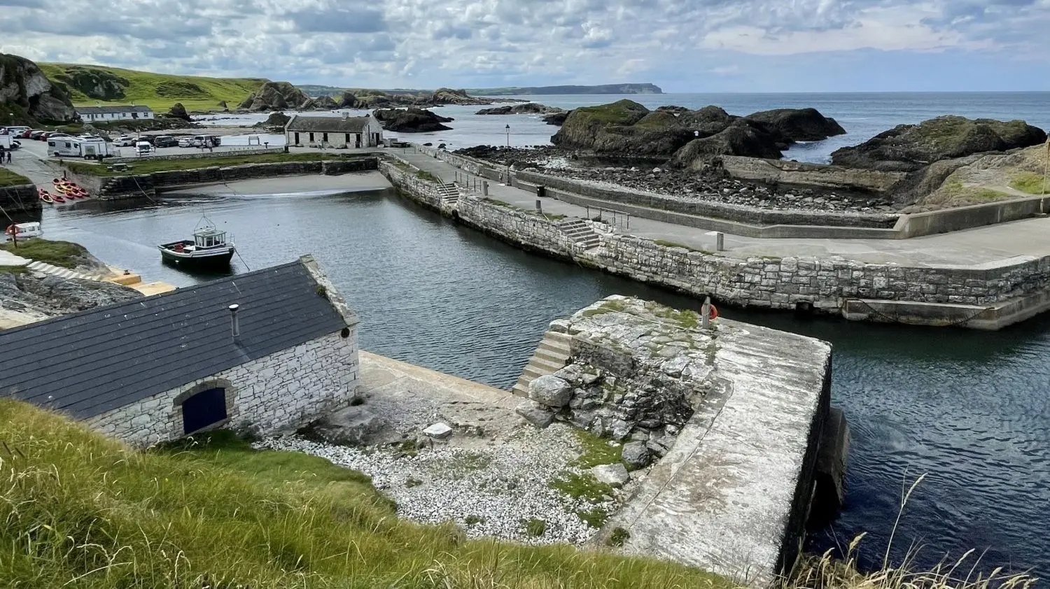 Bucht von Ballintoy. Als Hafen der Eiseninsel Teil des Games-of-Thrones Universums.