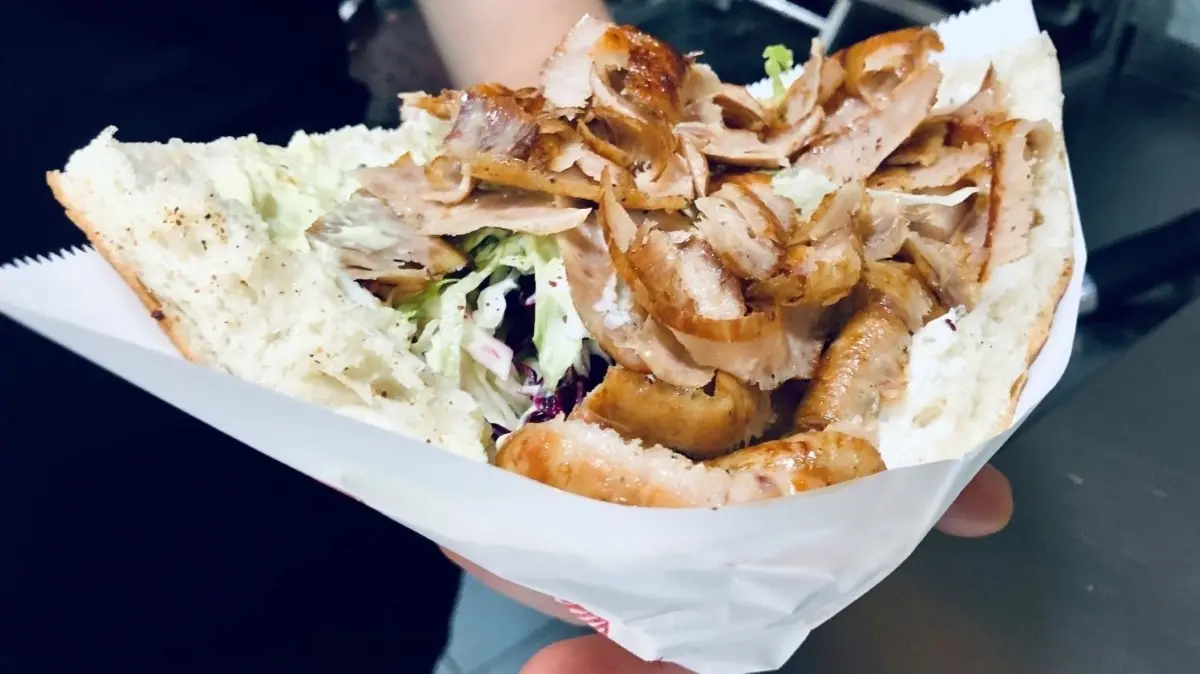 Döner ist in Fürstenwalde als schneller Snack beliebt. Steigen in diesem Jahr die Preise für den türkischen Imbiss oder bleiben sie stabil?
Döner in Fürstenwalde: Klassischer Döner im "Pers Polis Bistro" in der Mühlenstraße