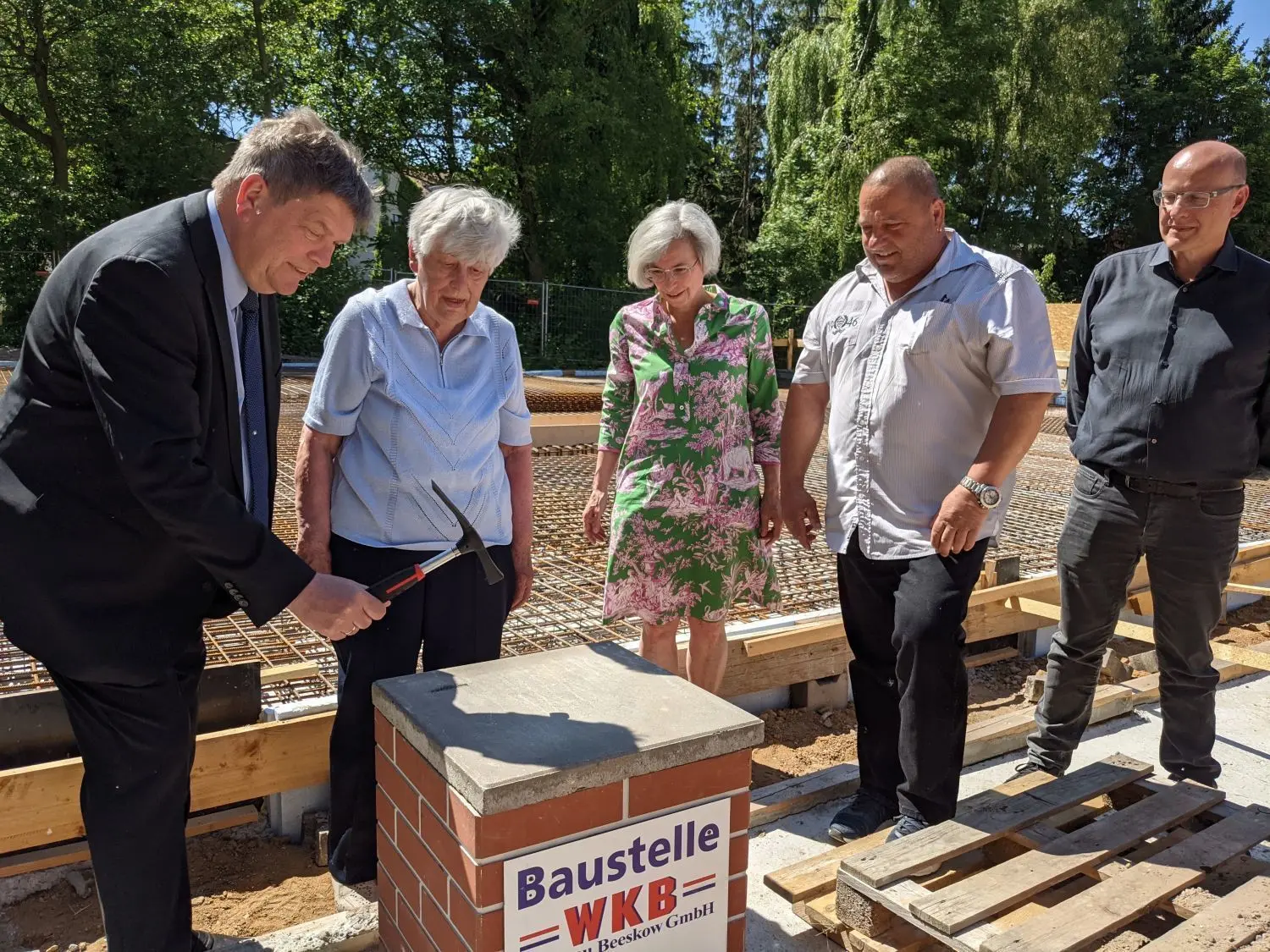 Tradition: Im Anschluss an das Versenken der Zeitkapsel wurde der Ablageort mit jeweils drei Hammerschlägen von Martin Wulff, Christa Stiller, Andrea Wagner-Pinggerá, Frank Kulicke und Alexander Fountis (v.l.) versiegelt.
