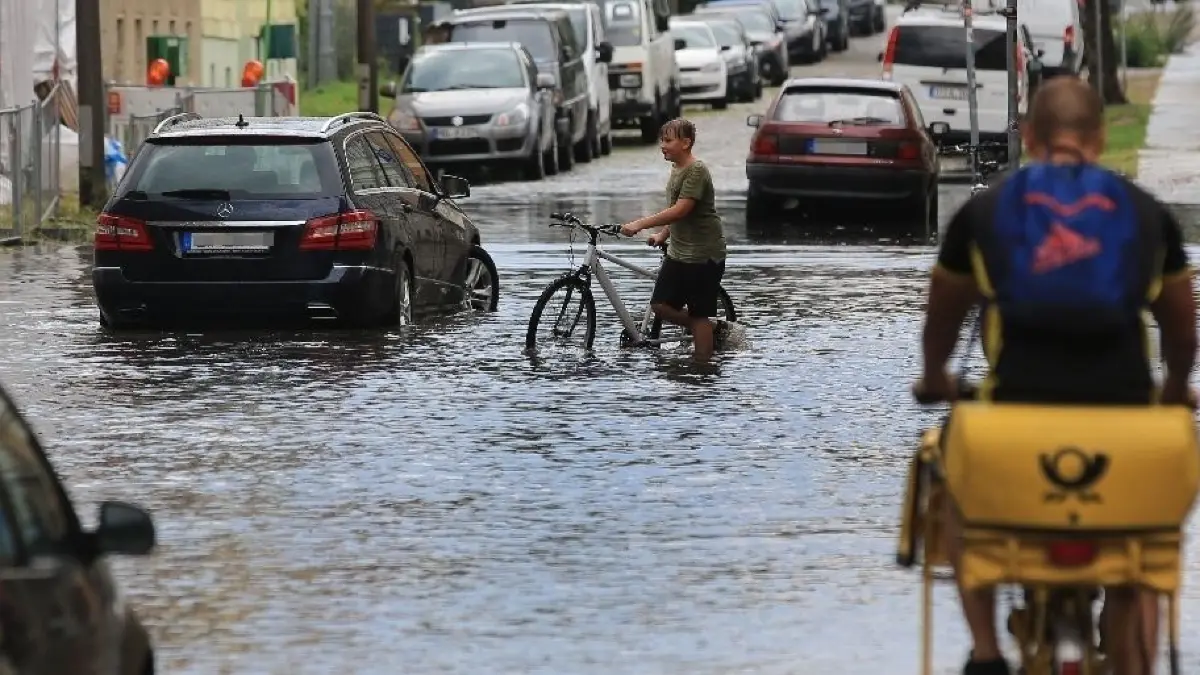 Nach einem Gewitter war die Kreuzung Ruhlaer Straße/August-Bebel-Straße in Eberswalde überflutet. Die Berufsfeuerwehr reinigte die Gullis um, ein ungehindertes Abließen des Wassers zu ermöglichen. Es war die dritte Überschwenmung in diesem Jahr.
NAch einem Gewitter ist die Kreuzung Ruhlaer Straße/ August-Bebel-STraße in Eberswalde überflutet. Die Berufsfeuerwehr reinigte die Gullis um, ein ungehiondertes Abließen des Wassers zu ermöglichen. Es war die dritte Überschwenmung in diesem JAhr.
