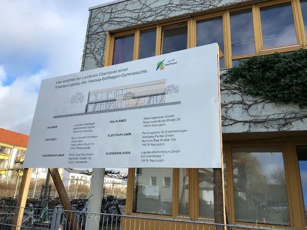 Auf dem Bauschild ist das neue Gebäude bereits zu sehen. In eineinhalb Jahren soll es auch betreten werden können.