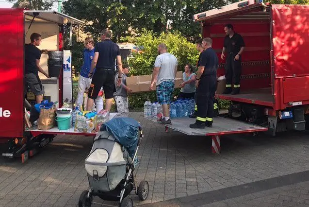 Umladen: Die Frankfurter und Lebuser Spendensammler übergeben die Sachspenden an Feuerwehrleute aus Grafschaft zur Weiterverteilung an vom Hochwasser Betroffene.