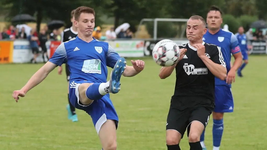 Der Schönower Ole Löffler (links) kommt vor Felix Schultz an den Ball. Im Hintergrund SSV-Kapitän Oliver Boche.