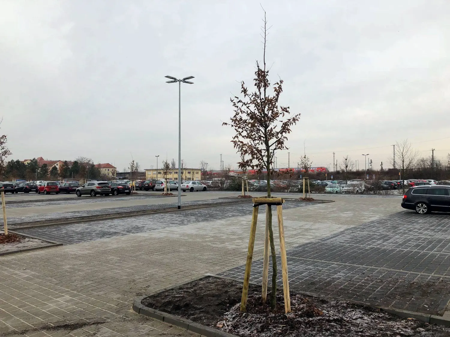 Zusammen mit den kostenlosen Stellflächen auf dem P&R-Platz an der Stralsunder Straße stehen in der Innenstadt 2852 Parkplätze zur Verfügung. An der Rungestraße sollen nun vorübergehend weitere Stellflächen hinzukommen.