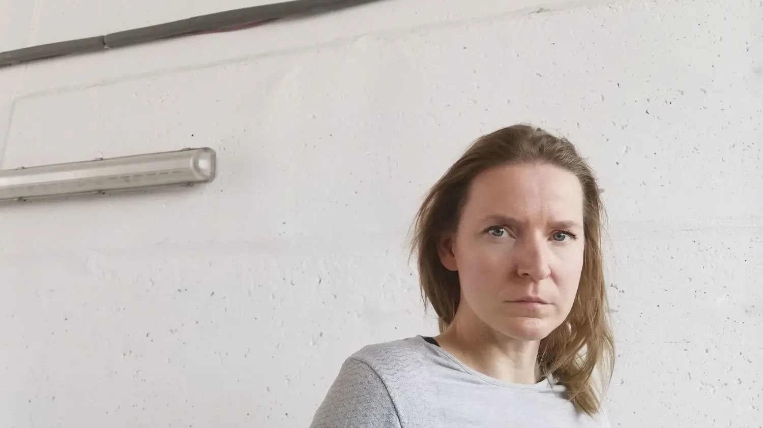 Atelier, Werkstatt und Büro in einem: Ines Schaikowski in ihrem Arbeitsraum, wo sie neuerdings auch Betonskulpturen gießt. Die handwerklichen Fähigkeiten hat sie von ihrem Vater.