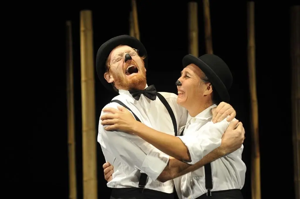 Umarmen macht glücklich: Michele Beltrami und Paola Cannizzaro spielen in "Hugs" zwei Pandas, die lernen, wie sie mit ihren Gefühlen umgehen.