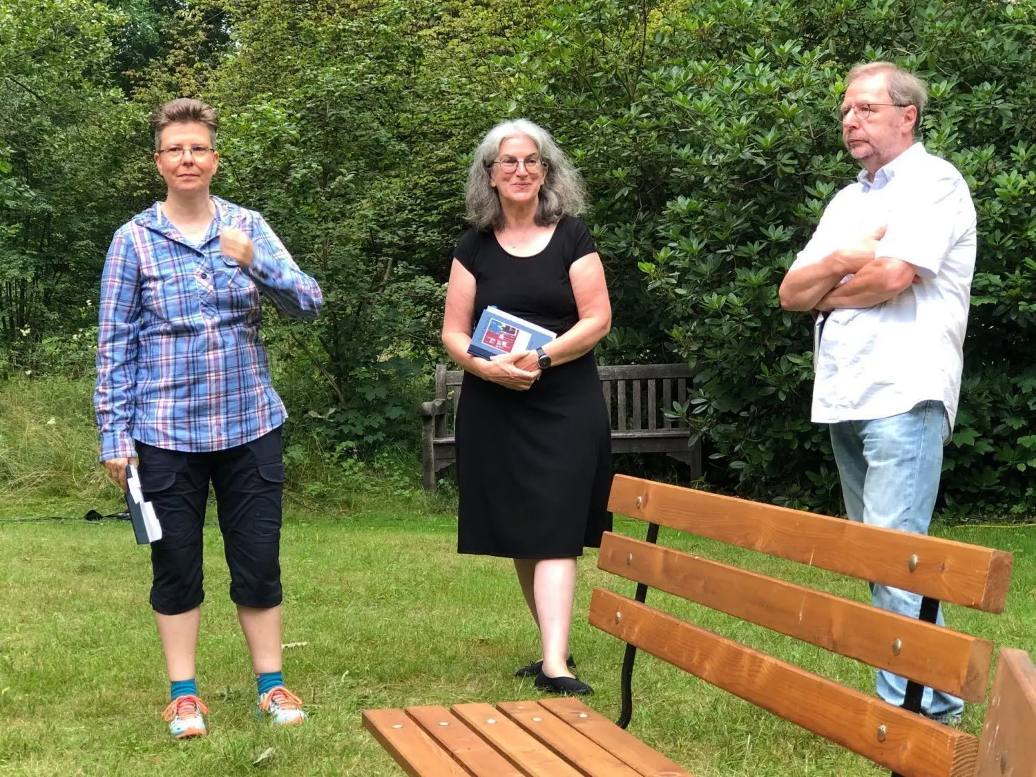 Auftakt im Garten: Die Autoren Ines Gerstmann, Carmen Winter und Matthias Körner (v.l.) stellen bei Guten Morgen Eberswalde die die Anthologie „Hier ist herrlich arbeiten" vor und machen den Auftakt zur Pupur 2021.