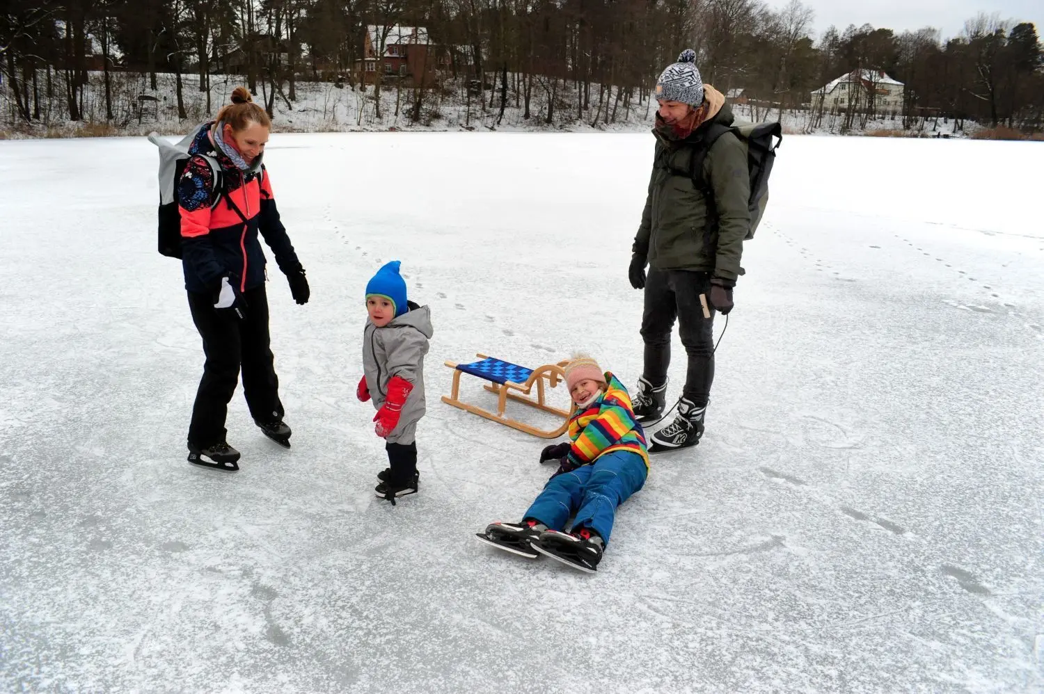 Geheimtipp: Die Familie Katharina und Simen Großer aus Panketal vergnügt sich mit den Kindern Noemi und Adam (li.) auf dem Mechesee bei Lobetal.