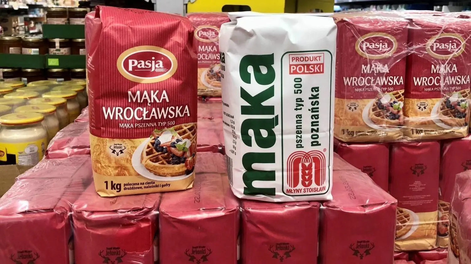 In Rot und Weiß: Mehl gibt es in diesem Słubicer Geschäft ausreichend. Die roten Packungen kommen aus Breslau, die weißen aus der Region um Poznan (Posen).