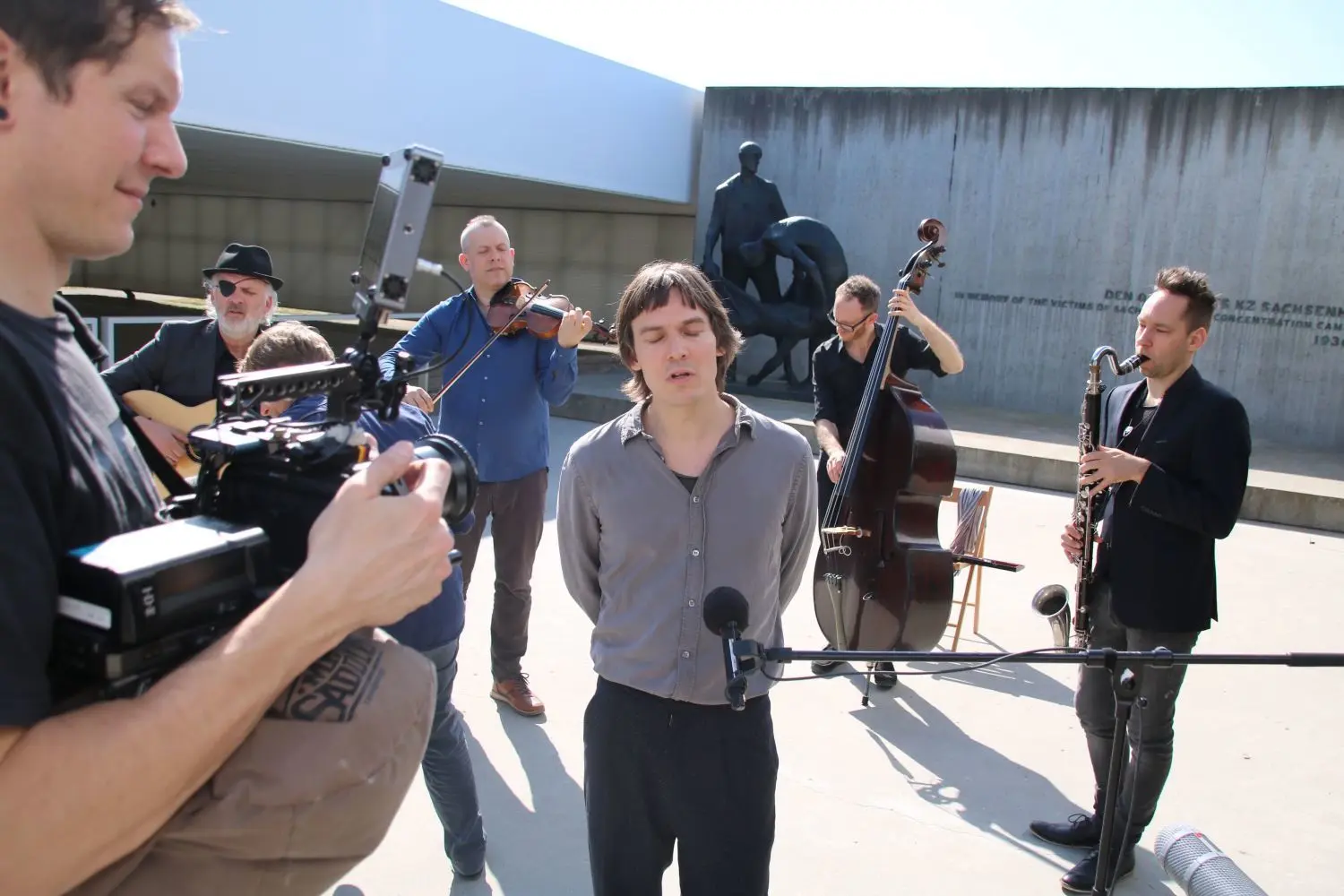 Das Moka Efti Orchestra mit Sänger Moritz Krämer nahm das 1933 von Häftlingen des Konzentrationslagers Börgermoor bei Papenburg im Emsland geschriebene Moorsoldatenlied auf. Das Video wird am 18. April zum 76. Jahrestag eingespielt und wird danach mit einem eigens aufgenommen Konzert der aus der Serie „Babylon Berlin“ bekannten Jazzband Moka Efti Orchestra online zu sehen und zu hören sein.