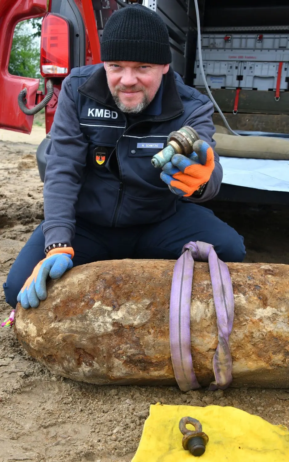 Sprengmeister Mike Schwitzke hält den Zünder der entschärften Weltkriegsbombe in der Hand. Auf dem Baufeld des ehemaligen Tramdepots wurde eine 250 kg-Fliegerbombe englischer Herkunft entschärft. Betroffen von der Evakuierung sind etwa 3000 Menschen.