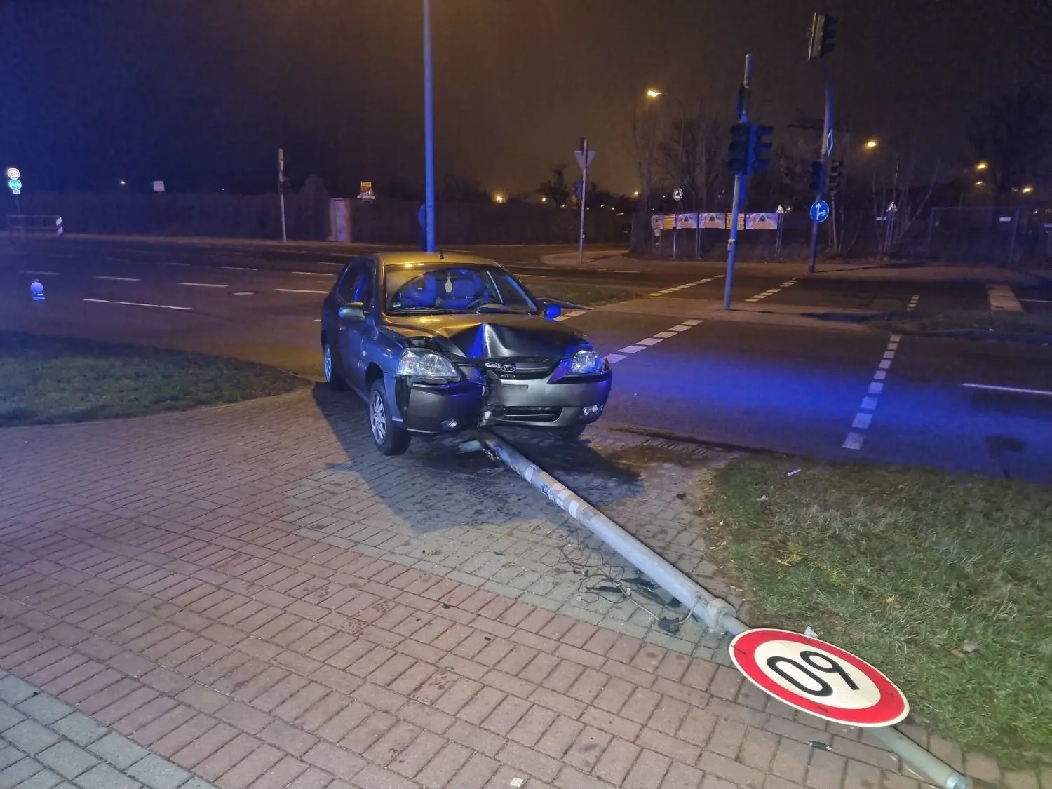 Ampel und Schild auf dem Zentrumsring in Brandenburg niedergestreckt.