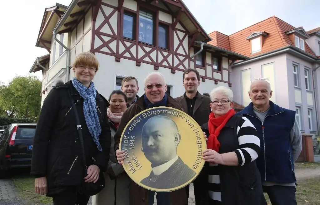Vor Max Rohloffs erstem Wohnsitz in Finow, der Poststraße 5: (v. l.) Kathrin Wegner-Repke, Prayong Baade, Viktor Jede, Michael Baade, Ronny Materne sowie Sylvia und Wolf-Dieter Ziethen.