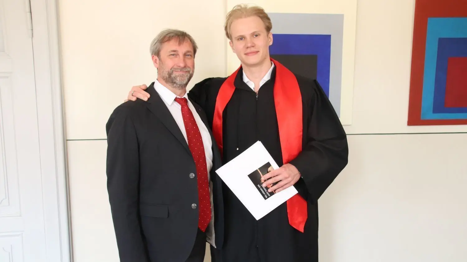 Hat sein Abitur an der Neuzeller Rahn-Schule abgelegt: der Russe Maxim Kosinsky (rechts). Sein Onkel Sergej (links) ist als einer der wenigen Gäste bei der feierlichen Übergabe zugegen.