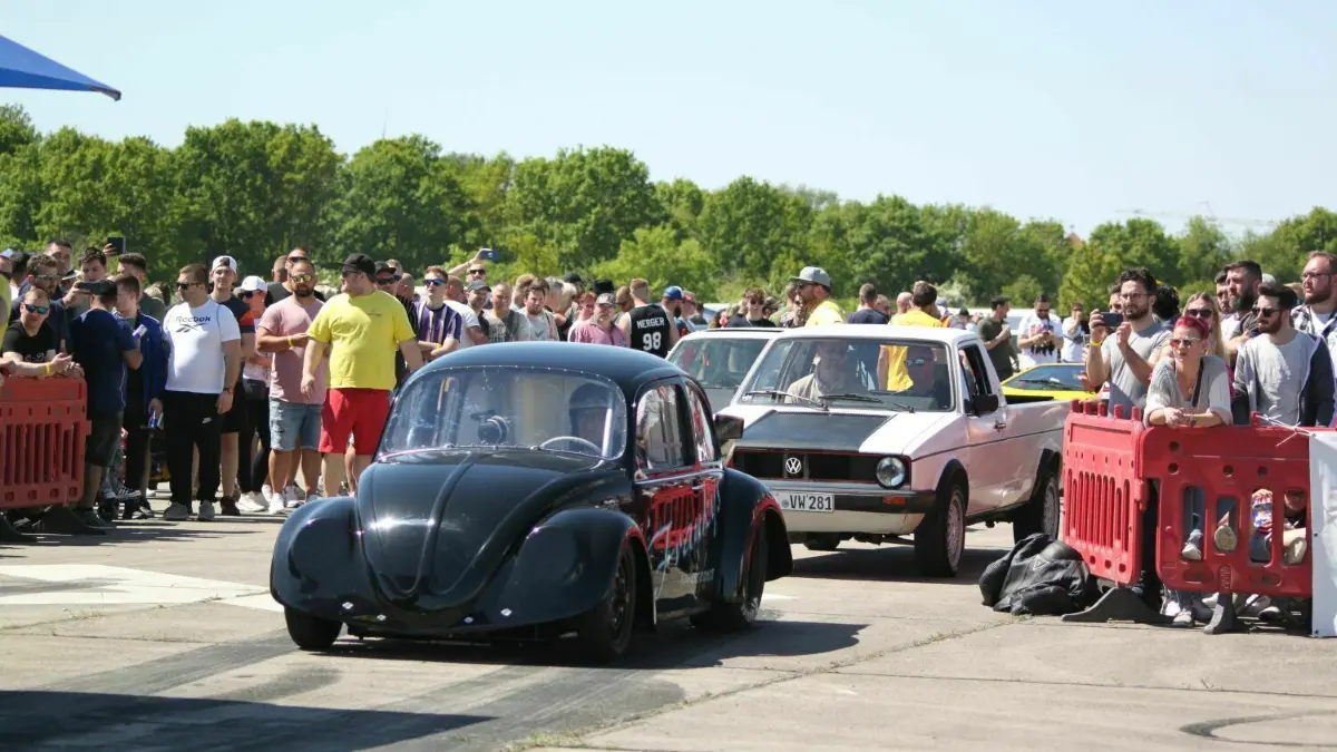 Von nagelneu bis Oldie: Beim Race @ Airport auf dem Flugplatz Werneuchen gab es verschiedenste Rennfahrzeuge zu sehen, die beim Rennen über die Viertelmeile an den Start gingen.
Kuriose Fahrzeuge gab es beim Race @ Airport Werneuchen zu sehen