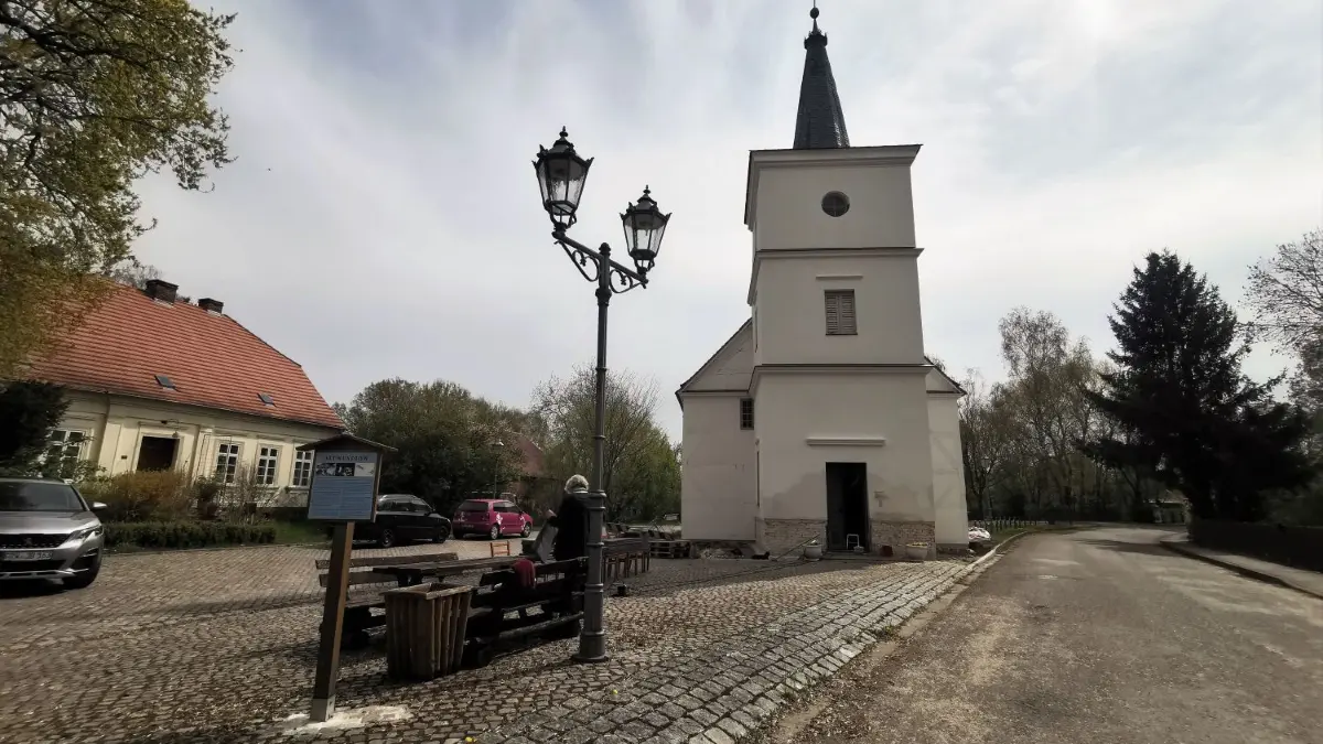 Dorfkirche Wustrow: Das 1789 errichtet Gebäude musste nun für rund 133.000 Euro erneut saniert werden. Immer wieder drang Feuchtigkeit ein. Auch der Landkreis MOZ fördert diese Sanierung, bei der auch das historische Gestühl repariert wurde.
Ehrenmal Seelow