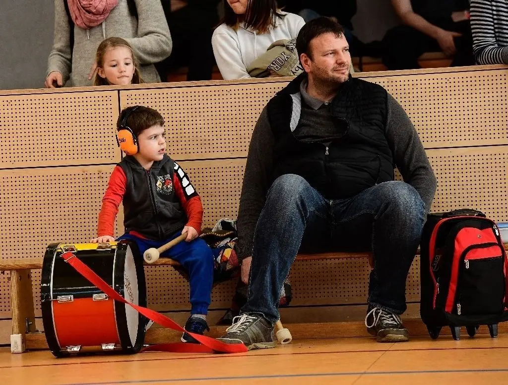 Lautstarke Unterstützung: Rene Krause und Sohn Oskar trieben Sarah Noack und die Landesliga-Mannschaft des VCS zu zwei Siegen.