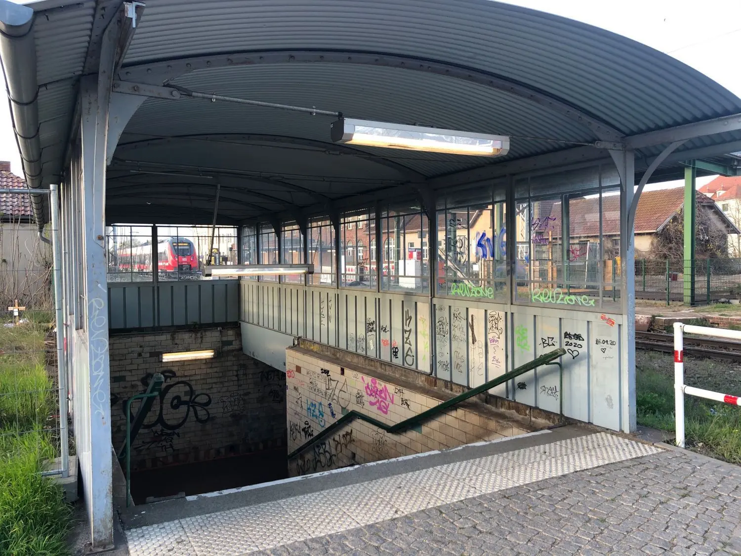 Bald Vergangenheit: Jahrzehntelang kam man durch diese Unterführung zum Bahnsteig in Eisenhüttenstadt. Demnächst wird sie abgerissen.
