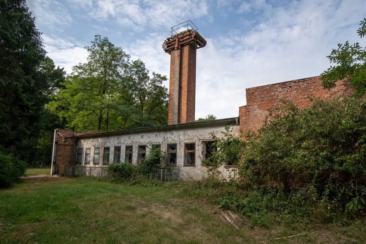 Platz für Neues: Auf dem Gelände der Ruine des alten Heizhauses neben der Fachklinik Wolletzsee entsteht das Begegnungszentrum.