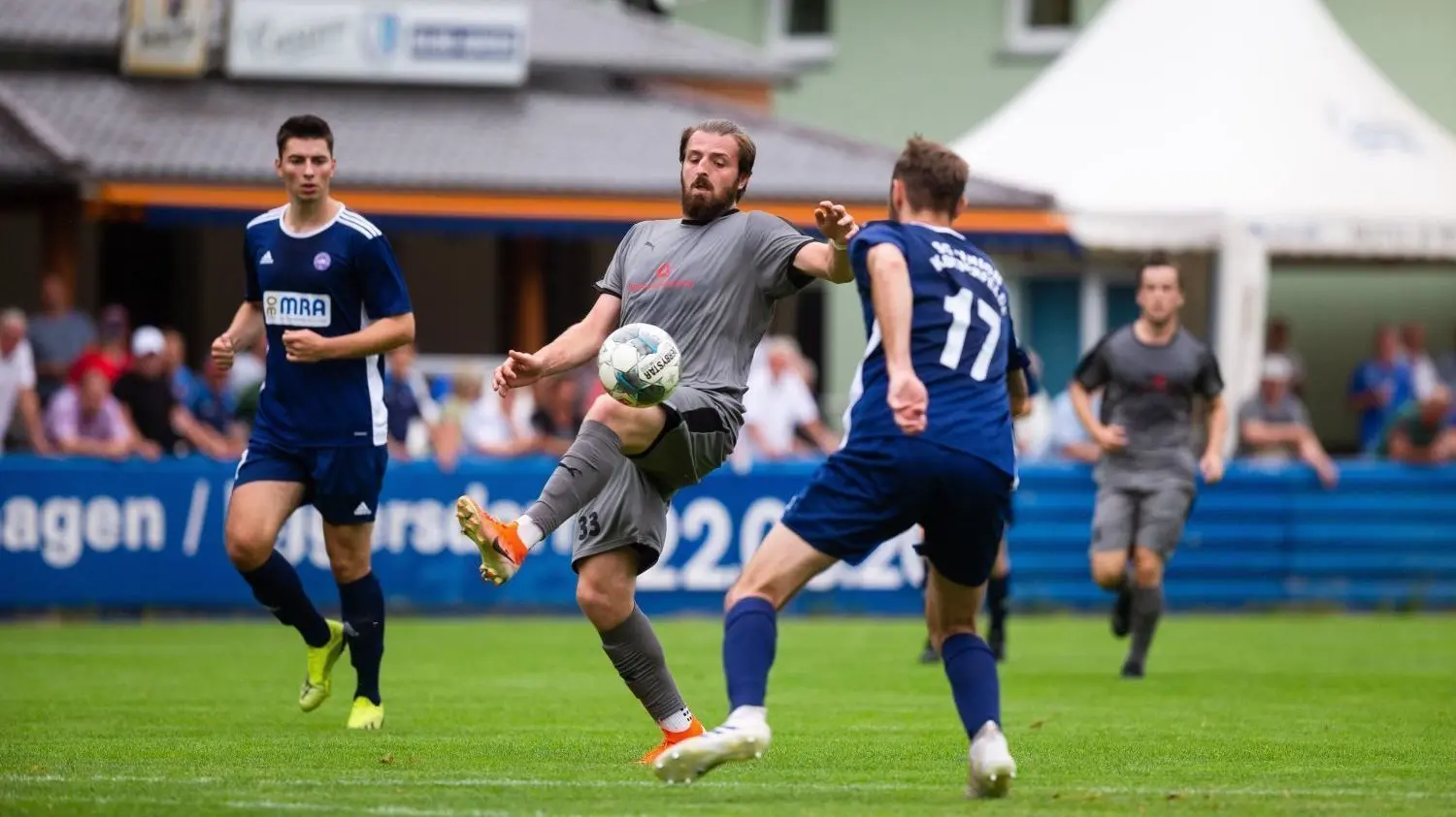 Mit links: Toni Hager (Mitte) im Duell mit dem Klosterfelder William Dittrich. Der Offensivspieler aus Petershagen kommt auf fünf Tore.