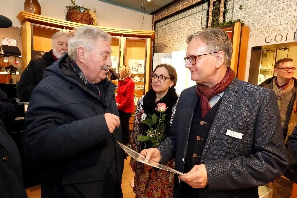 Firmenjubiläum: Zu den Gratulanten bei Anke und Andreas Elling gehörte auch Eberhard Wühle. Der Hobby-Historiker erinnerte daran, dass ebenso die Versuchsfunkanstalt mit dem Namen Elling, nämlich Franz Elling, verbunden ist.