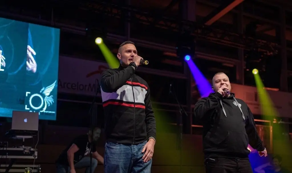 Zwei Jungs aus Hütte: Skandal1220 und sein Produzent traten im November 2019 in der Inselhalle auf. Beide erinnern sich sehr gerne an diesen Abend zurück und hoffen, bald wieder auf der Bühne stehen zu können.