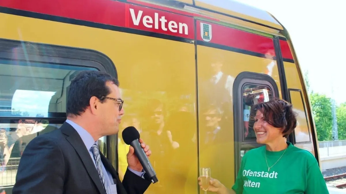 Velten hat keine S-Bahn? Von wegen! Seit 2017 verkehrt ein Zug, der auf den Namen der Ofenstadt getauft wurde. Nach Velten selbst kann der aber noch lange nicht fahren. Brandenburgs neuer Verkehrsminister Rainer Genilke macht alles andere als Tempo bei der S-Bahn-Verlängerung.
S-Bahn-Taufe Velten Hennigsdorf Mai 2017